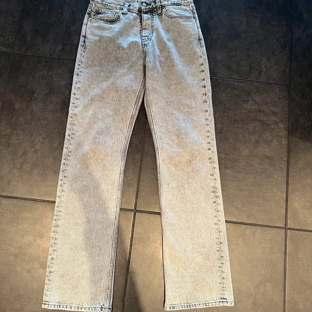 Ett par gråa Hope rush jeans i modellen  ”Relaxed Bootcut Jeans”. Storlek 28. Passar er som är 170-180cm långa.  Nypris 2300 Mitt pris 699kr . Jeans & Byxor.