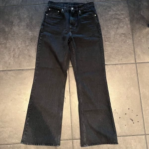 HOPE jeans i ”bootcut” modellen - Ett par svarta Hope jenas i Storlek 27. Passar er som är 170-180cm. Använda ett fåtal gånger.  Nypris 2300kr Mitt pris: 699kr
