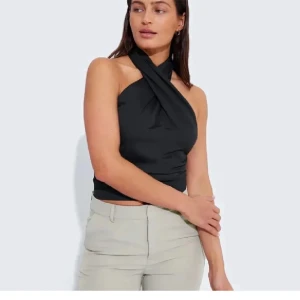 Festtopp Bikbok  - En festtopp från Bikbok. Säljer då den inte kommer till användning. Skriv för egna bilder. I nytt skick 