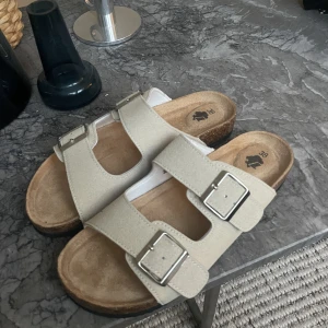 Beiga tofflor - strl 38 passar även 39