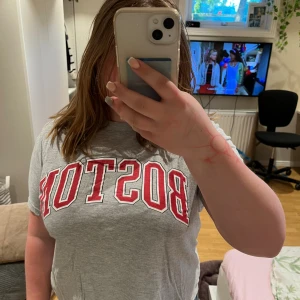 T-shirt - Tråkig grå t-shirt med en text där det står boston