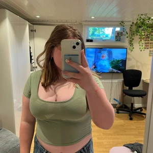 Grön topp - Grön magtröja, urringad