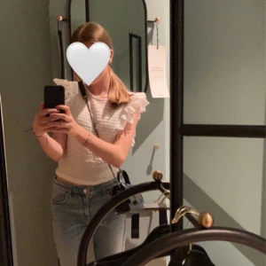 vit topp - vit topp från zara, använd få gånger🤍 storlek M, men passar mig som brukar ha xs/s!
