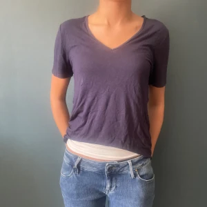 Marin blå T-shirt - Fin t-shirt i jätteskönt material!🥰