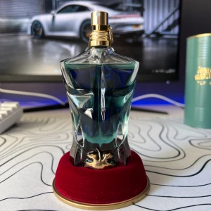 Jean Paul Gaultier Le Beau EdT - Parfym Samples av Jean Paul Gaultier Le Beau EdT! Finns i 1ml, 2ml, 3ml, 5ml och 10ml. 1ml=25kr, 2ml=49kr, 3ml=75kr, 5ml=99kr, 10ml=189kr. 18kr frakt, betala med Swish😁