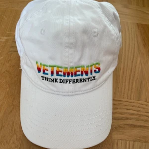 Vetements keps - Använd  Kolla lite smink märken på bilderna Annars superfin Unisex