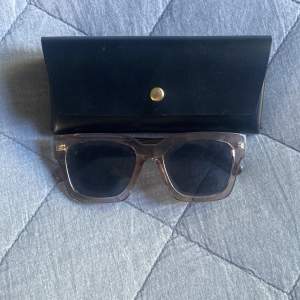 Säljer mina solglasögon från ur&Penn köpte för ett år sedan för 150 och säljer för 50kr. Är i bra skick och har inga defekter!💘