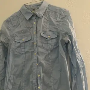 En blå skjorta från Tommy hilfiger köpte för 799kr säljer för 120kr  