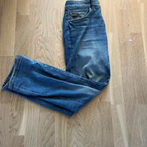 Jeans - Lab industries jeans som är i bra skick och är loose fit.