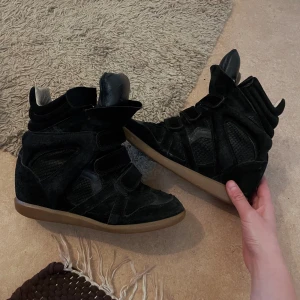 Isabell Marant skor - Säljer dessa isabell Marant skor i storlek 40 men passar även 39. Små skador här och där men inget märkbart, därav priset! Vid eventuella frågor eller funderingar kom privat 💓💓