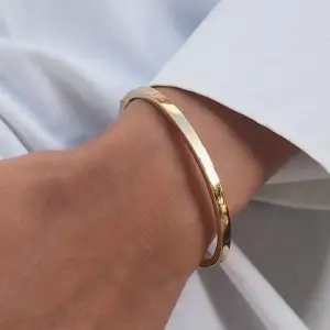 Jätte fint simpelt guld armband. Säljer då de inte kommer till användning. Köpt för 350kr 💗 i nyskick!