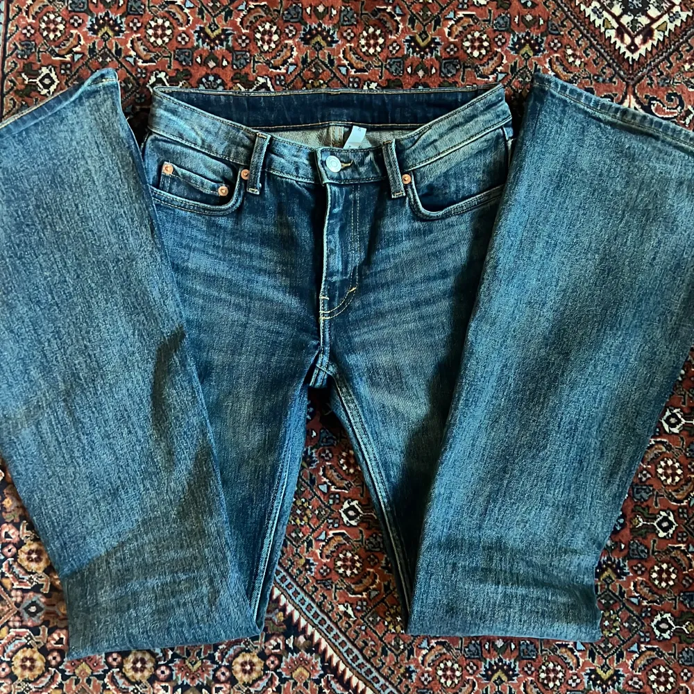  Jätte fina weekday jeans i modemen flame, storlek 26/34. Midjan är 35cm, innerben är 84cm. Färgen är jätte fin i verkligheten men på webbsidan ser den anurlunda ut ❤️. Jeans & Byxor.