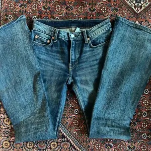  Jätte fina weekday jeans i modemen flame, storlek 26/34. Midjan är 35cm, innerben är 84cm. Färgen är jätte fin i verkligheten men på webbsidan ser den anurlunda ut ❤️