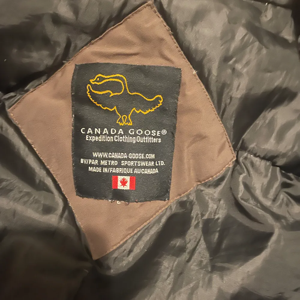 Gammal canada goose parka den är äkta men dragkedjan och pälsen till luvan är trasig fast dragkedjan går fof att dra upp bara att man behöver sätta på en ny hake på den pris kan diskuteras kom me bud o fler bilder kan fixas. Jackor.