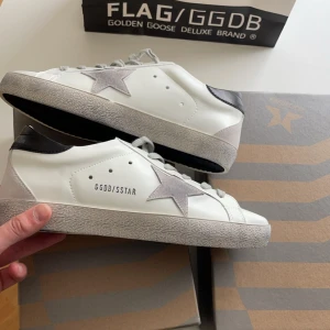 Golden goose - Helt nya, köpt av leverantör! Kvitto finns!  Pris kan diskuteras vid snabb affär🤝 Skick:10/10  Pris: 3399kr Storlek: 42 Skriv vid funderingar! Mvh Victor