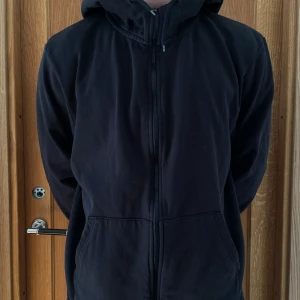 Svart zip hoodie  - Säljer denna sköna Zip Hoodie som är lite för stor för mig (185cm & 80kg). Nästintill oanvänd så skick 9/10. Säljer för 199kr, har du frågor är det bara att skriva! 🤙
