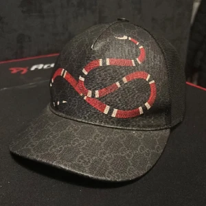 Gucci svart orm keps  - Hej jag vill sälja min Gucci keps för att har ingen användning av den längre. Den är inte så gammal den helt Fresh den är M men passar S