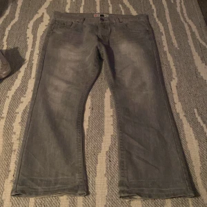Feta bootcut jeans - Väldigt sköna gråa jeans men en bra wash flap pockets och andra fina detaljer dom har också lite heel bite som enligt mig gör byxorna lite coolare vid frågor om måt skriv dm