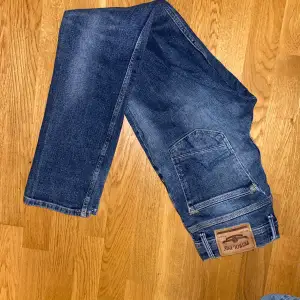 Väldigt snygga jeans med snygg tvätt i modellen regular fit Riley. Sömnen har gått upp på bakre vänster ficka men det syns knappt och går lätt att sy👍🏽