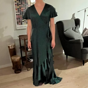 Balklänning storlek S - Hej! Säljer nu denna superfina omlott balklänning i en mörkgrön färg från Lulus💞 Perfekt till alla balar och firanden nu kring sommaren. Nypris: 1150. Pris går att diskutera. Säljer pga av att jag fick fel i ordern. Helt oanvänd med lappar kvar. 