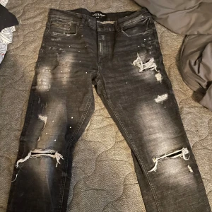 Supply demand jeans  - Supply demand jeans Storlek L använt dom ett par gånger och har tvättat dom en gång köpt på Jd i mall.