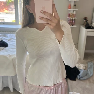 Tunn tröja - Tunn vit ribbad tröja från lindex, Säljer pågrund av att den inte kommer till användning och är för liten❤️