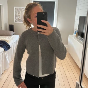 Grå kofta - Superfin grå kofta från zara men som inte kommer till någon användning🌸