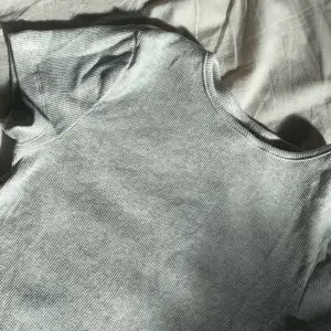 grå oanvänd t shirt