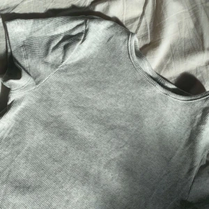 grå t shirt - grå oanvänd t shirt