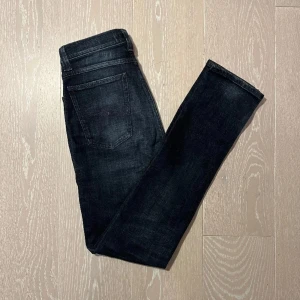NUDIE JEANS - Nudie jeans - Storlek 31/32, skick är (8/10, inga defekter) - Nypris är 1600kr, vårt pris 449kr - Hör av er vid eventuella frågor eller funderingar!