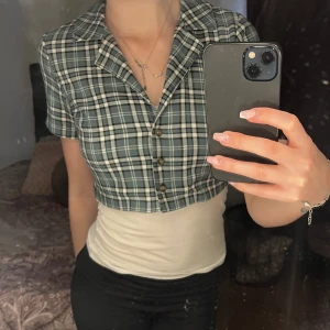 Croptop - Jättefin färg (grön/blå) och fint skick😍 Från Hollister, i strl xxs, passar på mig som har xs/s