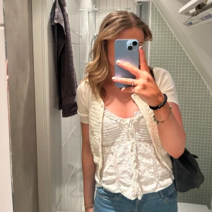 Gullig stickad topp/kofta💗 - Creme vit stickad topp/kofta från H&M✨ säljer pga använder ej💗