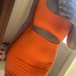 Orange klänning - Orange sommarklänning, jättefin när man är brun! Stretchigt material så passar fler storlekar