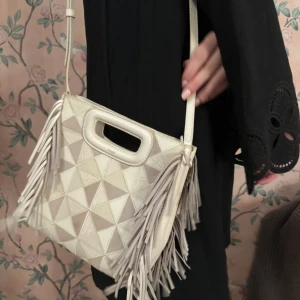 Maje väska - Säljer min fina Maje väska som endast är andvänd 3 gånger! Kommer med ett band och dustbag💗Orginal pris runt 3000kr! Pris är diskuterbart vid snabb affär!