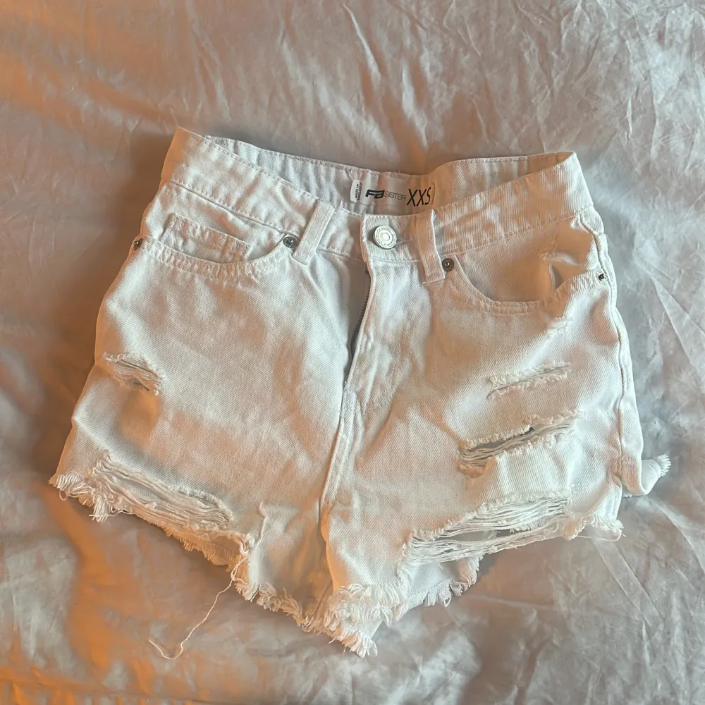 Snygga vita jeans shorts!🔥Superbra inför sommaren och passar till allt! Priset kan diskuteras vid snabbt köp😁 Inga defekter, precis som nya. Det står xxs men passar xs.. Shorts.