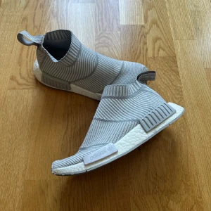 adidas nmd s32191 - använda ett fåtal gånger, innersulan saknas men kan bli ersatt med vilken sula som helst, kommer utan box