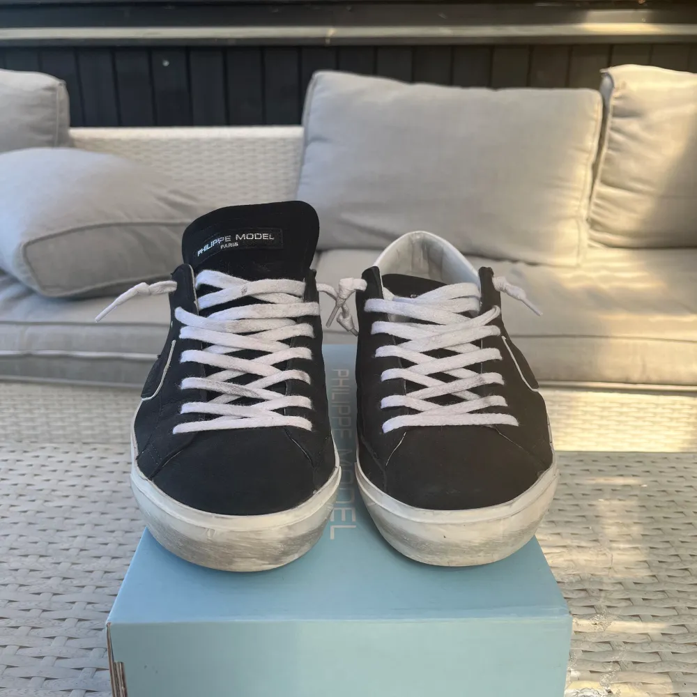 Ett par riktigt feta philippe model sneakers i en väldigt populär modell - Size 44 men sitter mer som size 45 - Skick 8/10 endast använda fåtal gånger - Även sulan är i väldigt bra skick. Nypris runt 3600kr mitt pris: 2650kr. Skor.