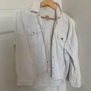Säljer denna vita skjortjackan från Zara då den inte kommer till användning längre! Superbra jacka att ha till sommaren då den är rätt tunn 😊 tyvärr har den fått lite missfärgningar (se bild 2) men det lär gå bort i tvätten! 