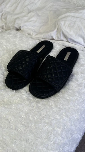 Tofflor - Mycket sparsamt använda, till och med nåstan rena under 😊 Går att justera med kardborre beroende på hur ”hög” fot man har