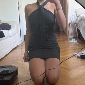 Klänning zara  - Klänning från zara i storlek M. Använd en, två gånger så säljer den hellre än att låta den ruttna i garderoben.