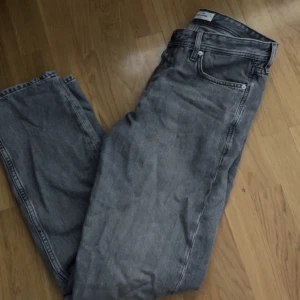 Jack & Jones jeans - Säljer ett par snygga Jack & Jones jeans i färgen grå som är i fint skick, storlek W32 L34