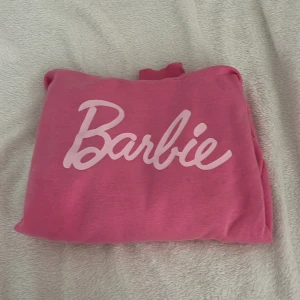 Säljer nu också denna superfina barbiehuddien!!🩷 - Superbra skick❤️