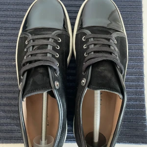 Lanvin  - Lanvins skor i stl UK 9 vilket motsvarar 43 men passar även 44 9/10 skick box dust medkommer. Ny pris ca 4000kr mitt pris 2700kr priset är även budbart.