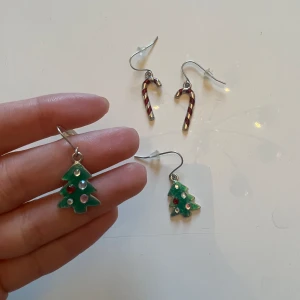 Örhängen - Världens gulligaste jul örhängen. Har dock aldrig använt dom och kommer nog aldrig göra de.  Båda för 50, eller en för 30