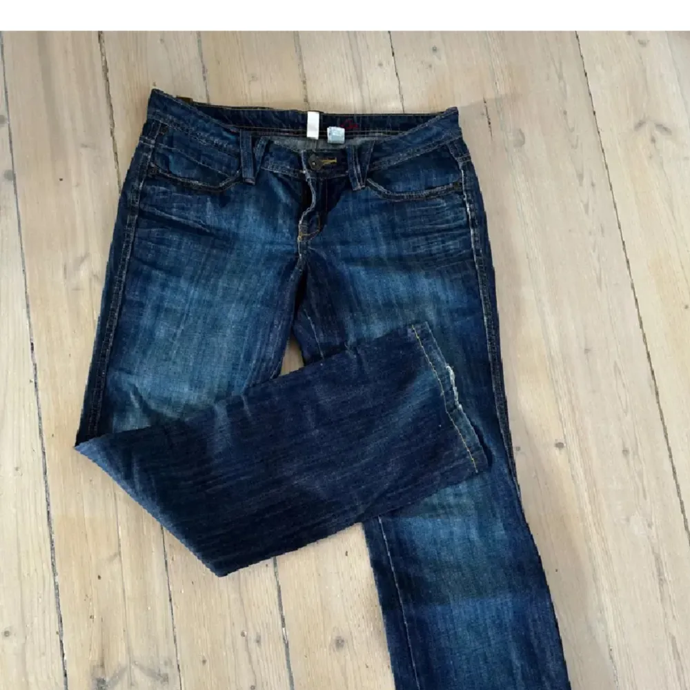 Super fina lågmidjade bootcut jeans! Midjemått: 38cm tvärs över❤️ har ej några bilder på då de ej passar!. Jeans & Byxor.
