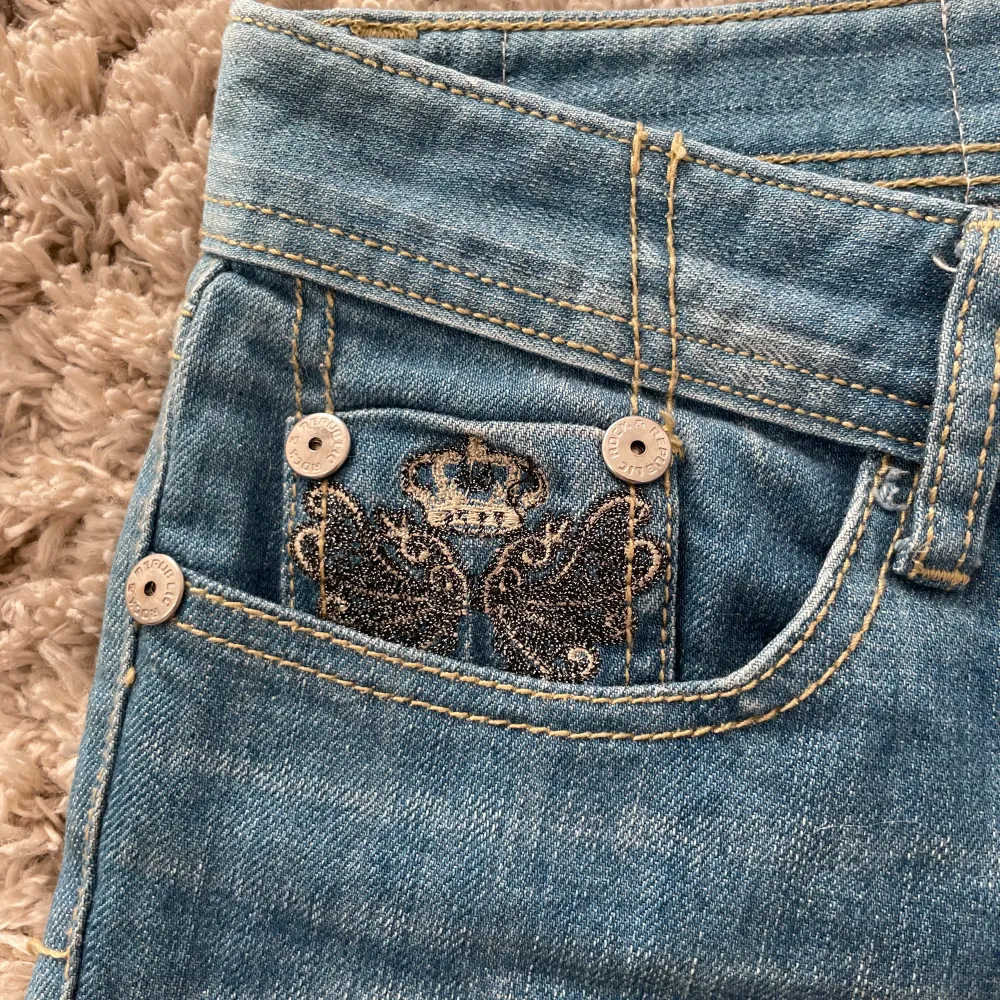 Säljer mina vintage Victoria Beckham jeans köpta i New york, då de inte kommer till användning. Inga defekter, perfekt färg till sommaren och jättesnygga fickor. Skriv privat för egna frågor eller bilder.💗😊. Jeans & Byxor.