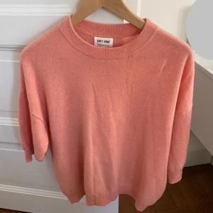 Soft Goat Kortärmad Tröja - Nypris: 2500 kr Mycket bra skick! Som nyskick Storlek: L (kan passa M) 100% Kashmir