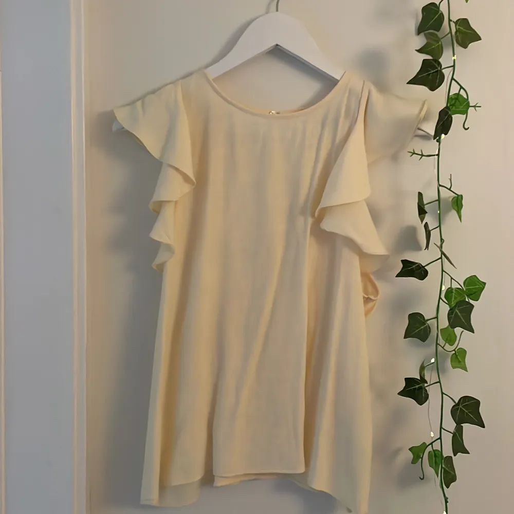 Så fin ljusgul blus med volanger från Zara (material polyester) . Perfekt till sommaren!🌼 Aldrig använd, Öppen detalj i ryggen  Storlek S men sitter som Xs. Puserot.