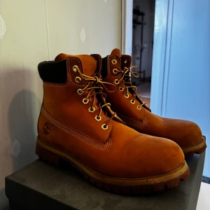 Stövlar/kängor Timberland 44 - Säljer stövlar/kängor från Timberland i storlek 44. Mycket lite använda i mycket god skick. 