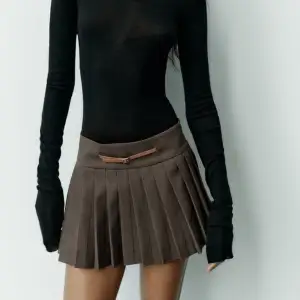 Intressekoll på min helt nya kjol från Zara, prislappen på. Inbyggda shorts innuti. Nypris: 379kr, slutsåld på hemsidan.  